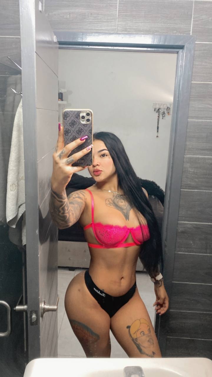 Hola mis amores Soy Vanessa de 22 años chica acuerpada con tatuajes sexys ricos deliciosos que te llevará al éxtasis del sexo verdadero háblame mis servicios 24 horas